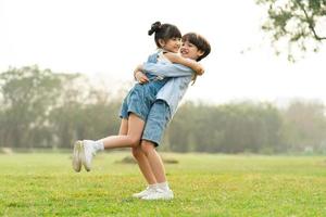 imagen de hermano y hermana teniendo divertido en el parque foto