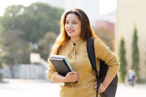 retrato de un hermosa asiático hembra estudiante a Universidad foto