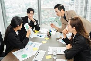 imagen de un grupo de asiático empresarios trabajando juntos a el empresa foto