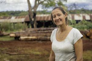 hembra trabajador en almacén de madera. foto