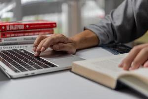 aprender clases en línea usando una computadora portátil y escribiendo un cuaderno en el lugar de trabajo, desarrollo educativo o concepto de mejora del conocimiento. foto