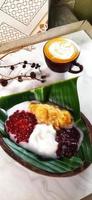 bubur campur madura o papilla de mezcla maduranese, con varios ingredientes. popular en indonesia durante el ayuno o lebaran para el desayuno takjil. foto