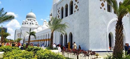 Surakarta, Indonesia, March 12, 2023. Crowds of visitors packed the Sheikh Zayed Mosque area of Surakarta. photo