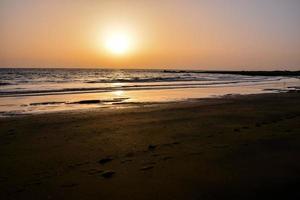 puesta de sol sobre el mar foto