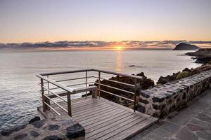 puesta de sol sobre el mar foto