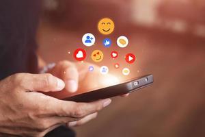 hombres utilizar teléfonos inteligentes a interactuar con social medios de comunicación. siguiendo noticias, comunicado con otros mediante emojis y en línea mensajes, notificaciones, opiniones, o Internet digital márketing creación. foto