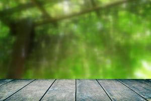 madera mesa con natural bokeh en el viñedos antecedentes con ligero filtración, adecuado para producto mostrar. foto