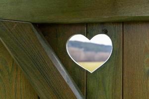 un de madera puerta con un corazón foto