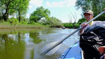 Kajaktour für die Familie. Vater und Tochter Ruderboot auf dem Fluss, eine Wasserwanderung, ein Sommerabenteuer. umweltfreundlicher und extremer Tourismus, aktiver und gesunder Lebensstil video