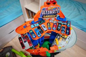 Hot Wheels Ultimate garage. photo