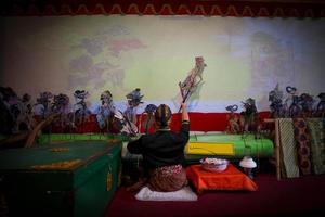 wayang kulit o marionetas de sombras de java, indonesia espectáculo de marionetas de dalang o titiritero. wayang hecho de cuero foto
