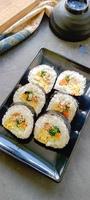 kimbap o gimbap es coreano rodar gimbap, kimbob hecho desde al vapor blanco arroz panecillo en Escocia y varios otro ingredientes, esta comida desde sur Corea foto