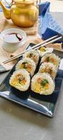 kimbap o gimbap es coreano rodar gimbap, kimbob hecho desde al vapor blanco arroz panecillo en Escocia y varios otro ingredientes, esta comida desde sur Corea foto