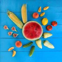 frutas y vegetales en azul de madera antecedentes. parte superior vista, plano poner. foto