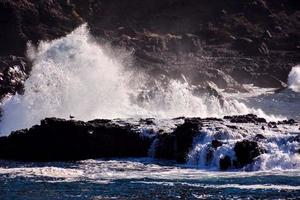 enormes olas del mar foto