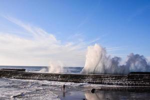 enormes olas del mar foto