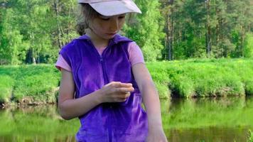 menina pulveriza spray de mosquito na pele na natureza que morde as mãos e os pés. proteção contra picadas de insetos, repelente seguro para crianças. recreação ao ar livre, contra alergias. horário de verão video