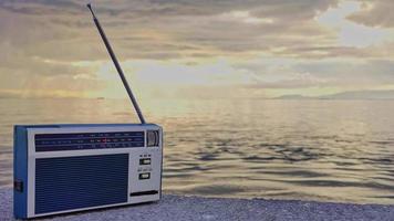 vieux style ancien Manuel poche radio sur une nuageux journée à le plage video