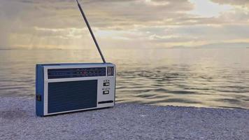 vieux style ancien Manuel poche radio sur une nuageux journée à le plage video