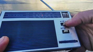 ricerca per Radio canali messa a punto con tasca Radio su un' nuvoloso giorno a il spiaggia video
