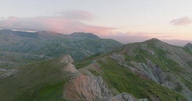 Antenne Sonnenaufgang beim das Berg video