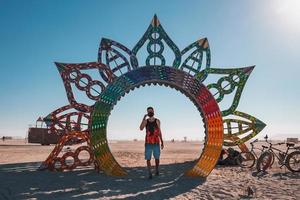 personas caminando hacia puesta de sol a un festival en el Desierto a el ardiente hombre festival. foto