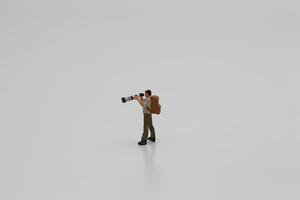 un cerca arriba de un miniatura figura de un fotógrafo foto