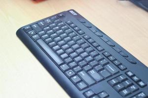 un foto de un negro ratón y teclado a trabajo con. tecnología equipo concepto foto.