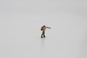 un cerca arriba de un miniatura figura de un fotógrafo foto