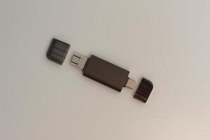 un cerca arriba de multifunción USB otg adaptador foto