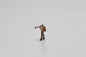 un cerca arriba de un miniatura figura de un fotógrafo foto