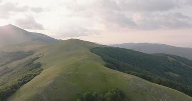 volante al di sopra di montagna video