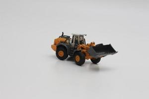 un cerca arriba de miniatura naranja rueda cargador juguete foto