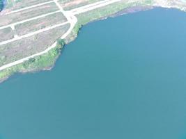 aéreo De arriba hacia abajo ver de dahamilnuris lago en soleado día. foto