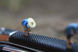 miniature figures of farmers at work on a switchblade comb. concept of agriculture photo. photo