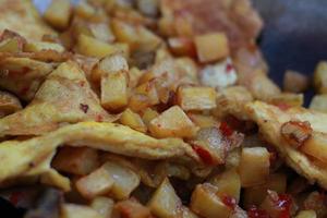 foto de Cocinando patatas y tortilla con picante Condimento o balado en un fritura cacerola. concepto foto de indonesio alimento.