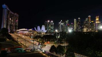 Zeitraffer Landschaft Mega Stadt Aussicht von Singapur Innenstadt finanziell Kreis Bereich mit viele Hochhaus Büro Wolkenkratzer Gebäude und etwas der Verkehr auf Autobahn im Sonnenuntergang Zeit video