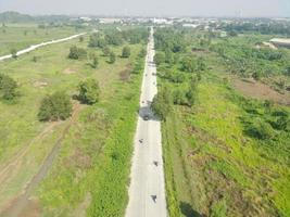 aéreo ver de autopista Entre arboles y verde abierto espacio. foto