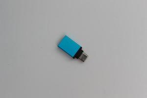 un cerca arriba de USB otg o en el Vamos tipo C a tipo un adaptadores foto