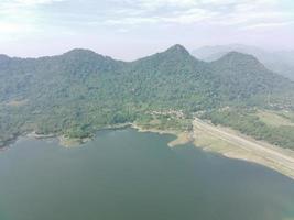 aéreo ver de waduk jatiluhur en el Mañana. foto