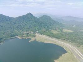 aéreo ver de waduk jatiluhur en el Mañana. foto