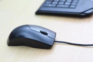 un foto de un negro ratón y teclado a trabajo con. tecnología equipo concepto foto.