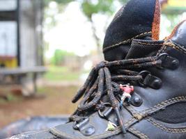 miniatura figura de un trepador alpinismo en al aire libre zapatos. foto