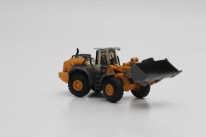 un cerca arriba de miniatura naranja rueda cargador juguete foto