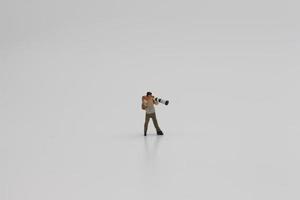 un cerca arriba de un miniatura figura de un fotógrafo foto