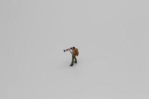 un cerca arriba de un miniatura figura de un fotógrafo foto