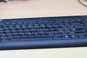 un foto de un negro ratón y teclado a trabajo con. tecnología equipo concepto foto.