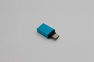 un cerca arriba de USB otg o en el Vamos tipo C a tipo un adaptadores foto