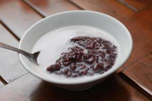 un cuenco de negro pegajoso arroz gachas de avena con Coco Leche foto