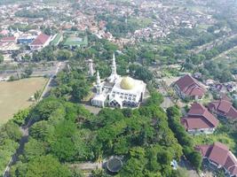 aéreo ver de el baitul faidzin grandioso mezquita foto